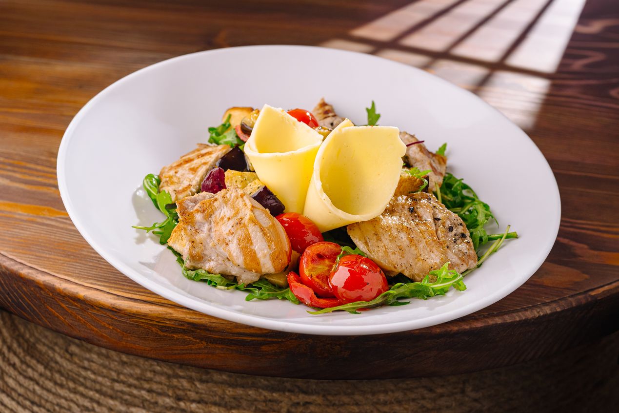 фото-Теплый салат Woodhouse со свининой